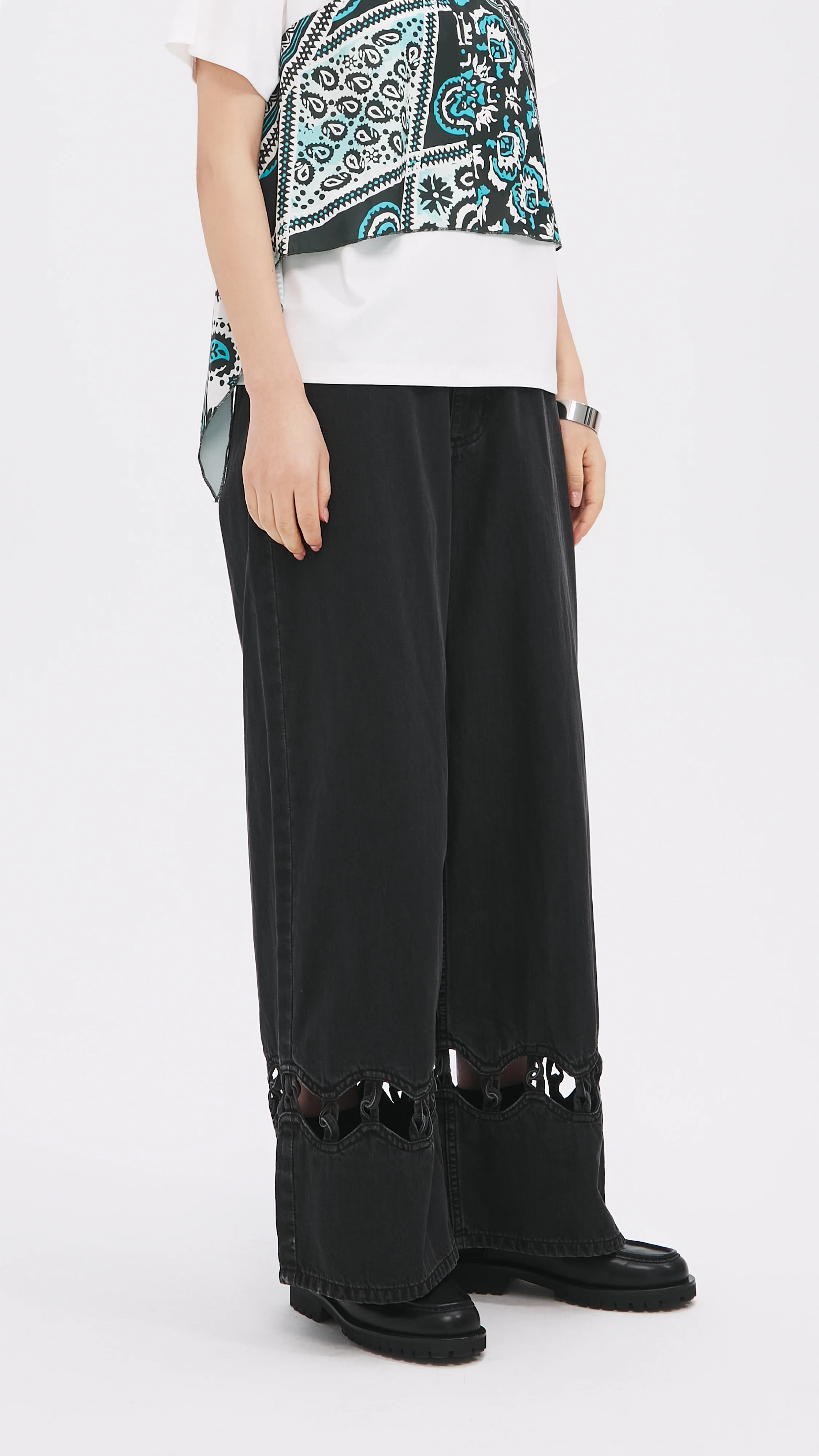 Cut Out Trims Jeans - Umamrii