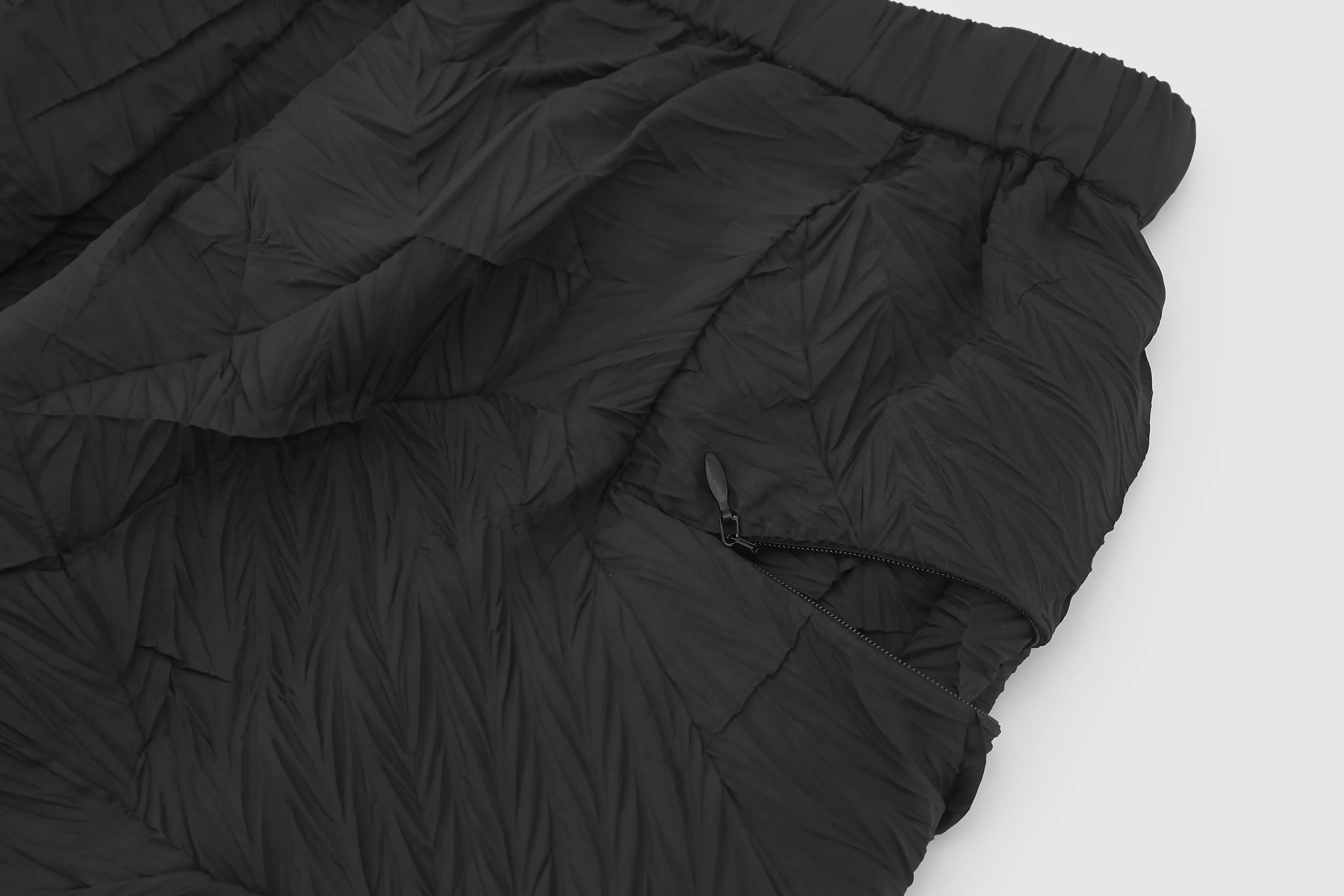 Distort Pleats Polyester Shorts - Umamrii