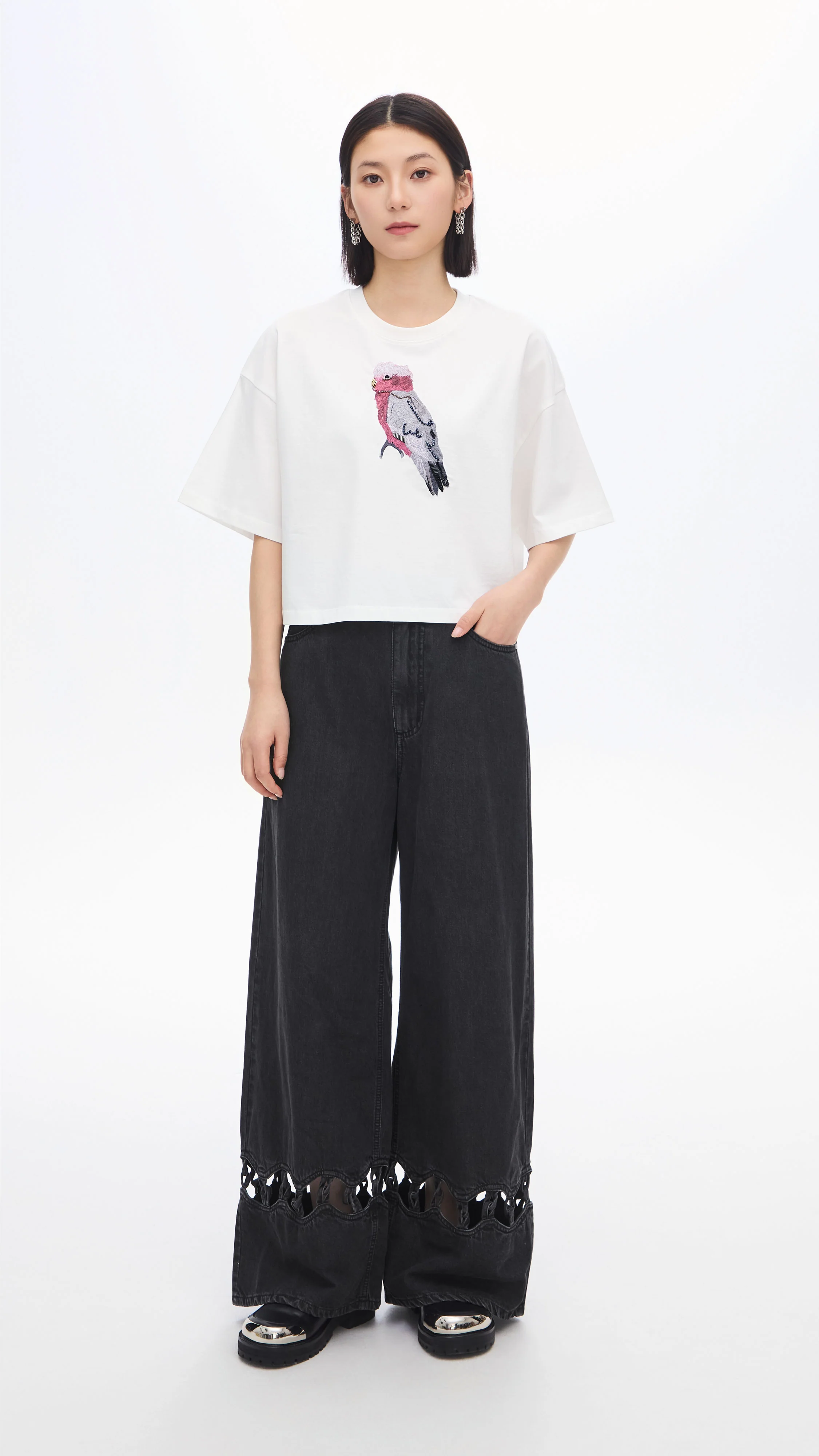 Cropped Parrot Graphic Embroidery Tee - Umamrii