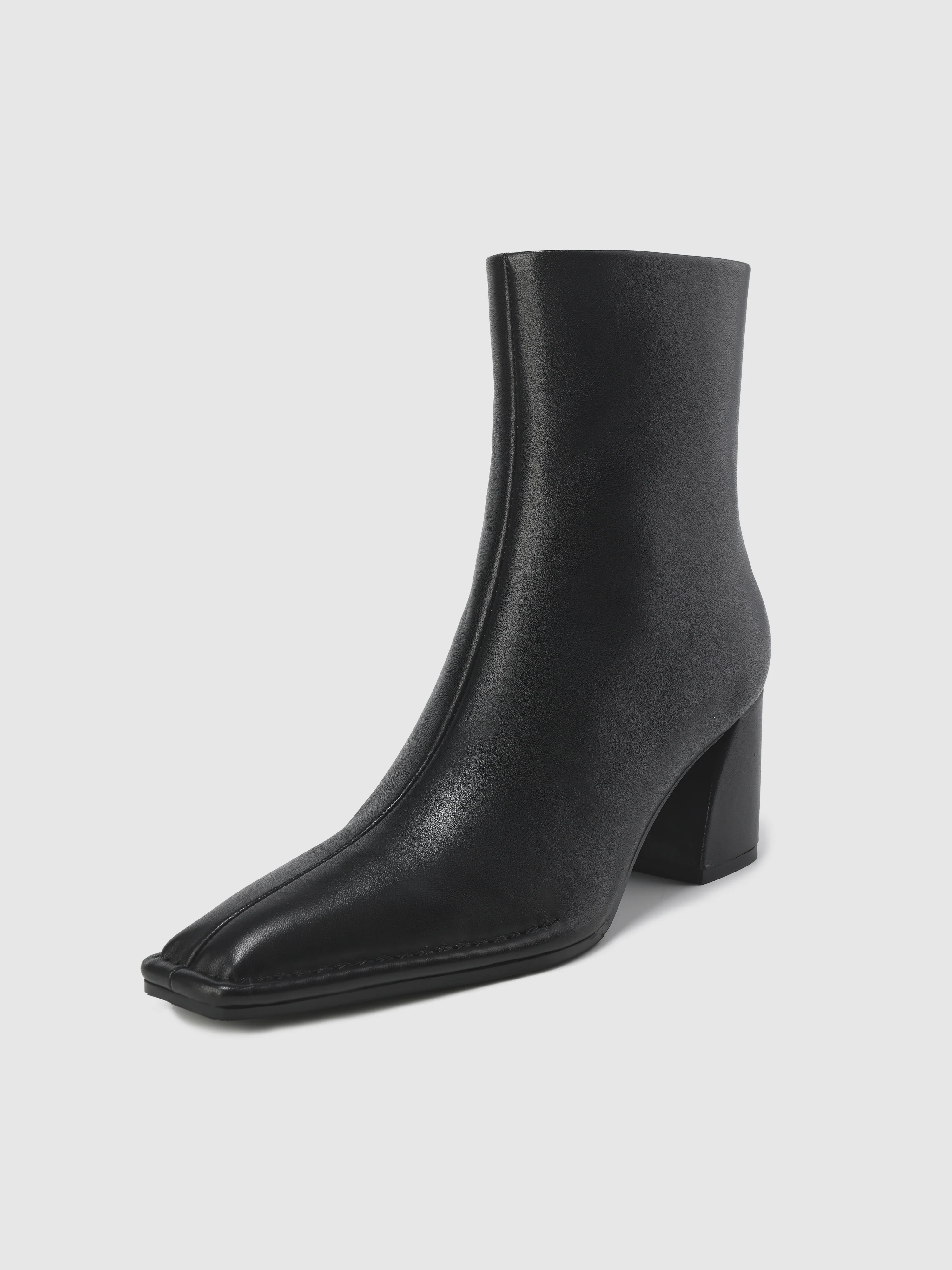 Square-toe Ankle Boots - Umamrii