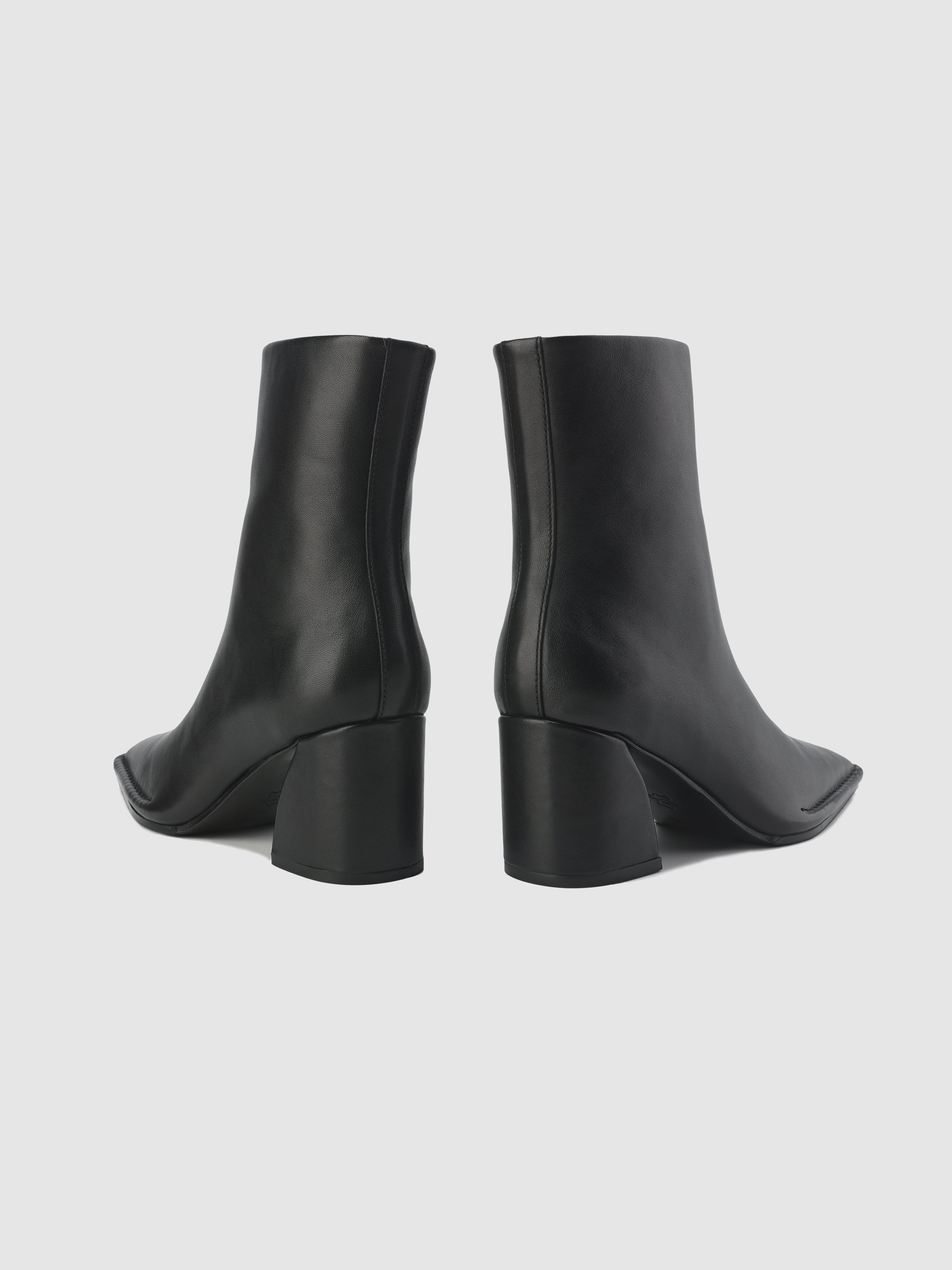 Square-toe Ankle Boots - Umamrii
