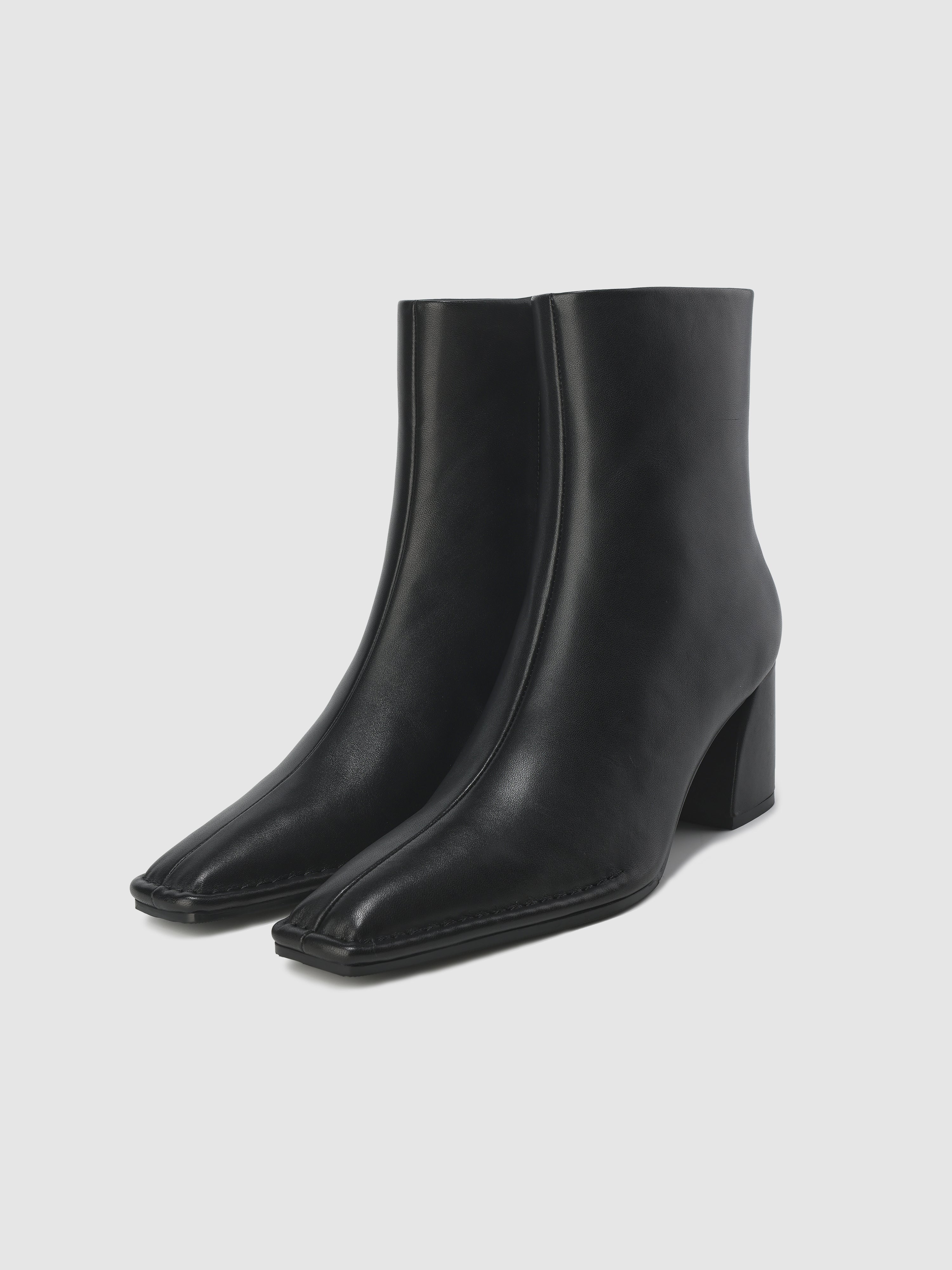 Square-toe Ankle Boots - Umamrii